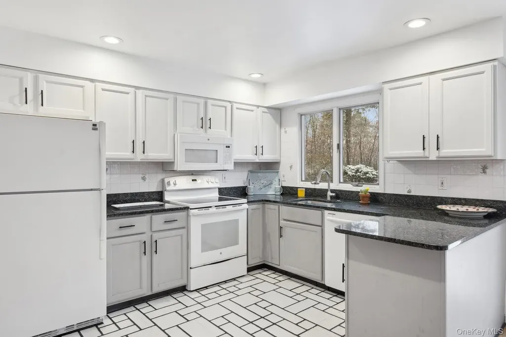 12 Hildreth Road Hampton Bays NY 11946