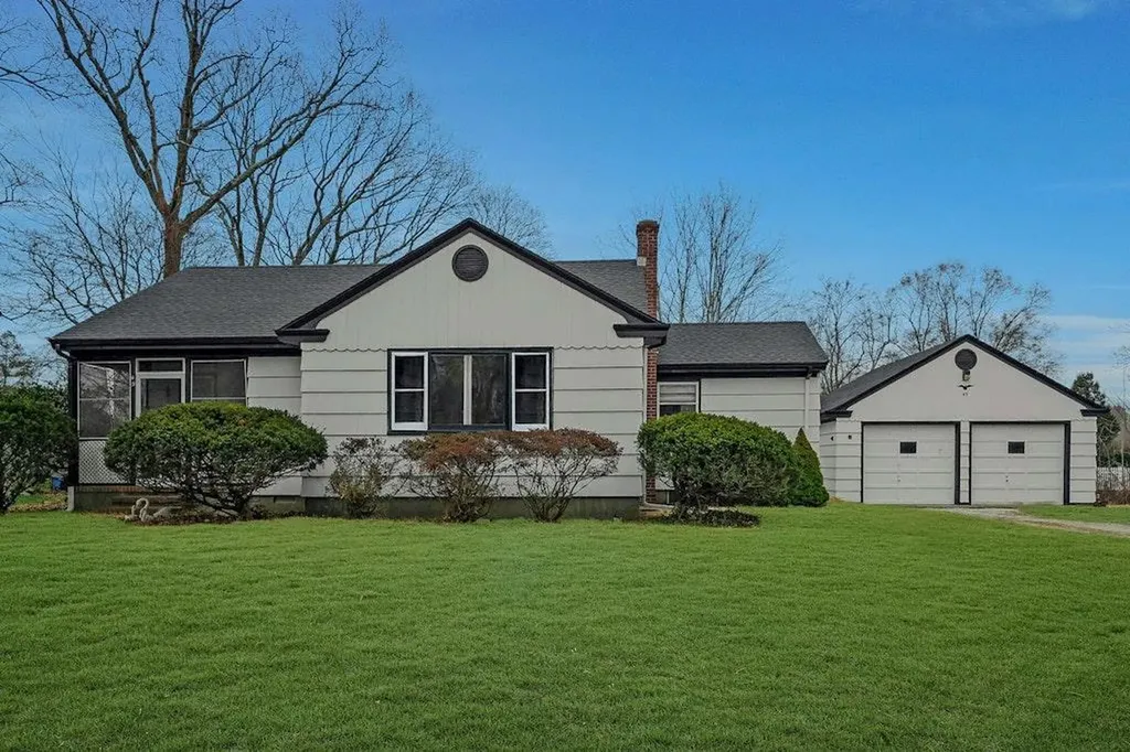 49 Meadow Lane Riverhead NY 11901