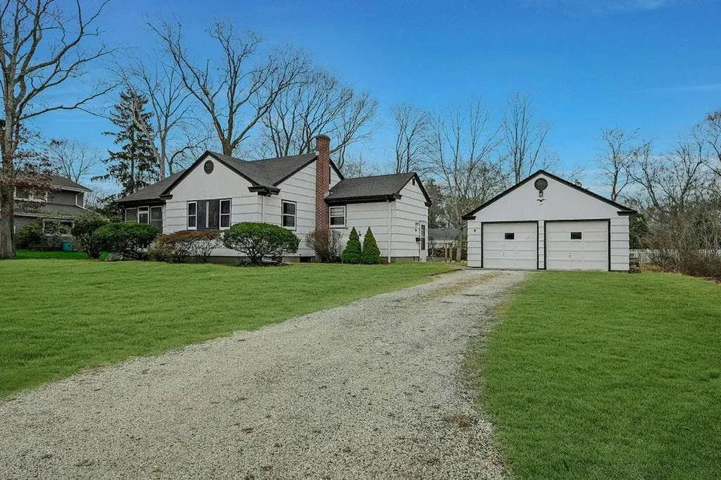 49 Meadow Lane Riverhead NY 11901