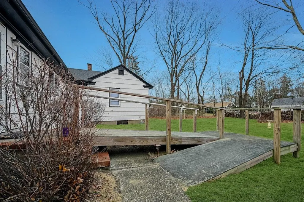 49 Meadow Lane Riverhead NY 11901