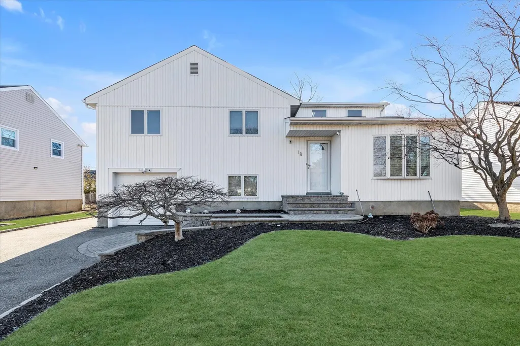 18 Circle Drive Syosset NY 11791