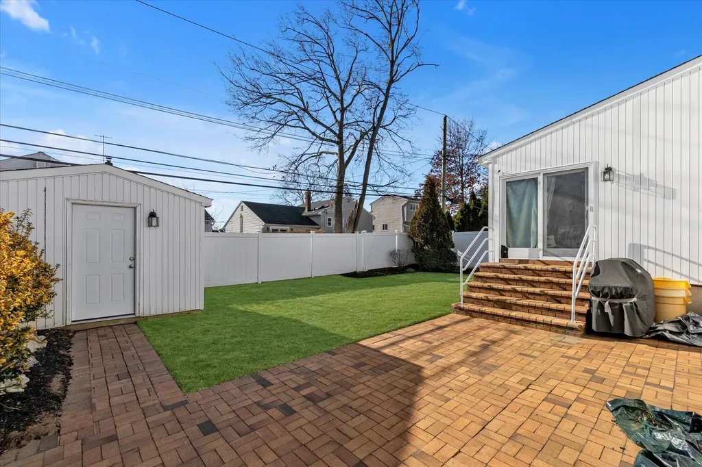18 Circle Drive Syosset NY 11791
