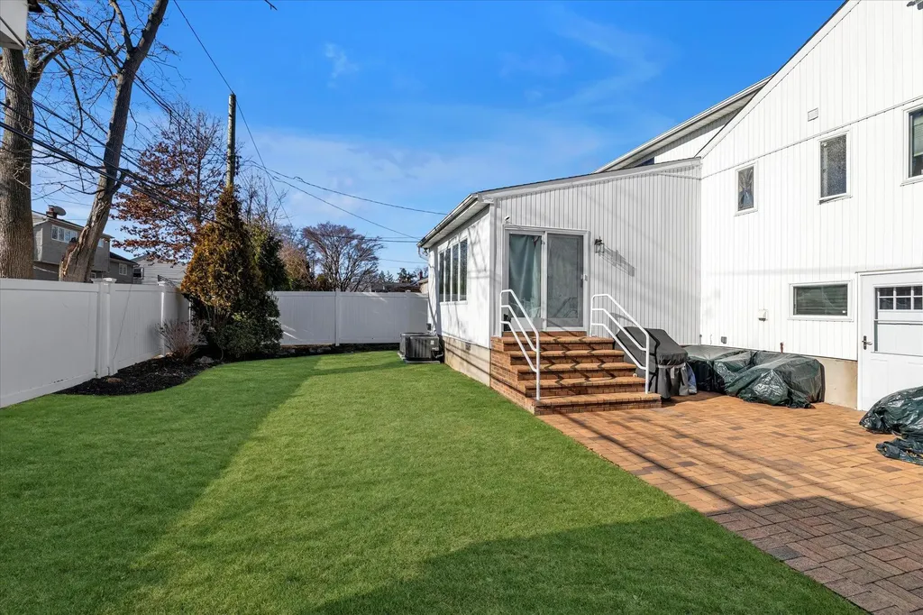 18 Circle Drive Syosset NY 11791