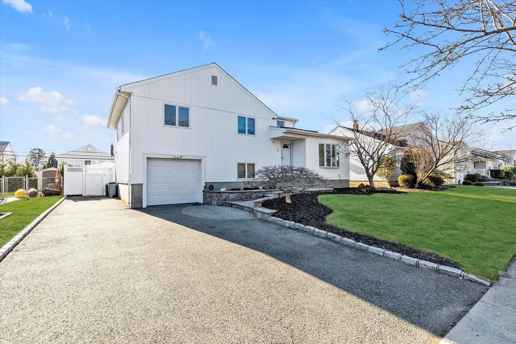 18 Circle Drive Syosset NY 11791