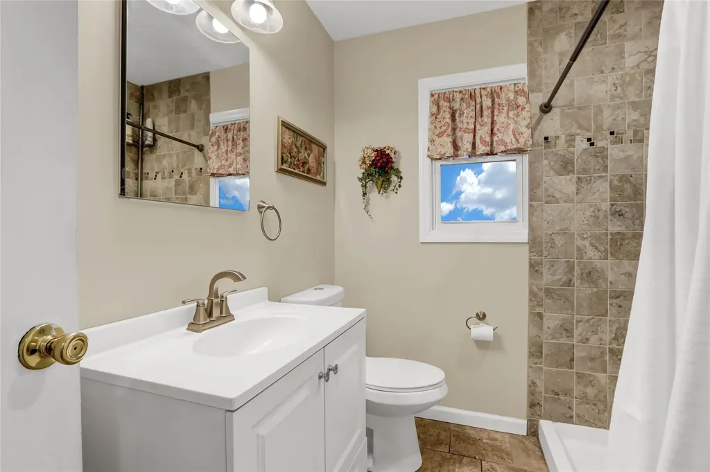 8 Enness Avenue Bethpage NY 11714