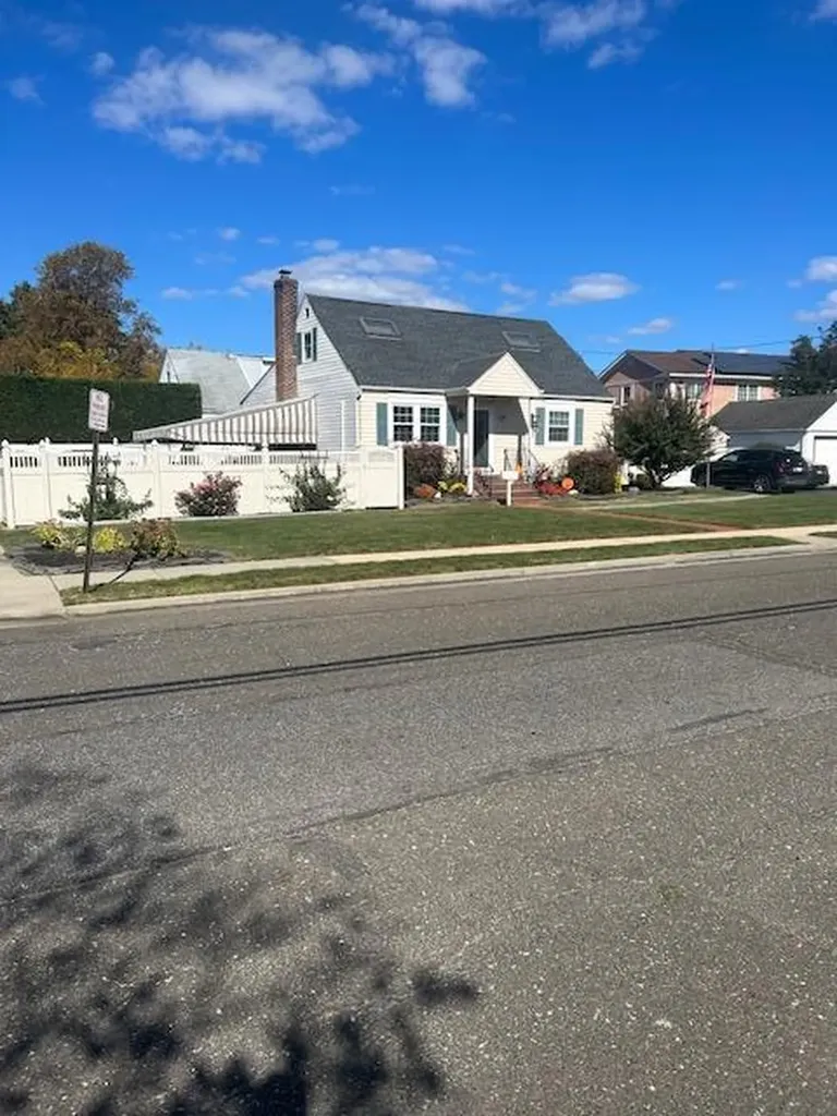 8 Enness Avenue Bethpage NY 11714