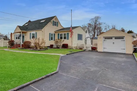 8 Enness Avenue Bethpage NY 11714