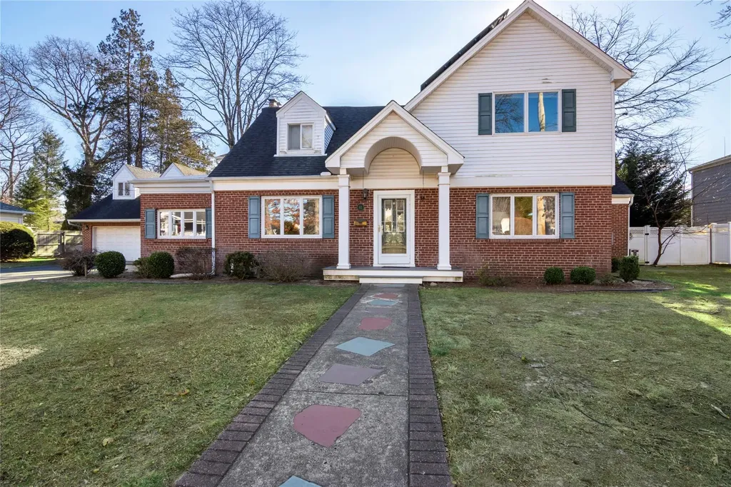 82 Ketewamoke Avenue Babylon NY 11702
