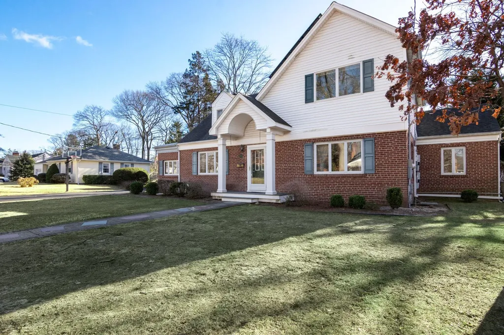 82 Ketewamoke Avenue Babylon NY 11702