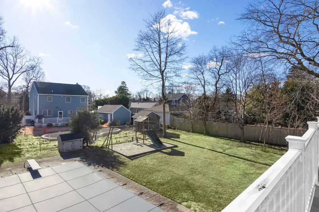 82 Ketewamoke Avenue Babylon NY 11702