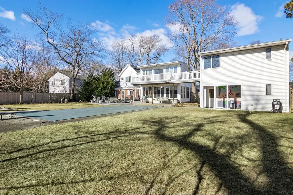 82 Ketewamoke Avenue Babylon NY 11702