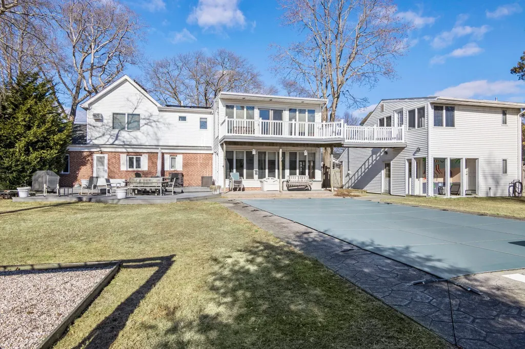 82 Ketewamoke Avenue Babylon NY 11702