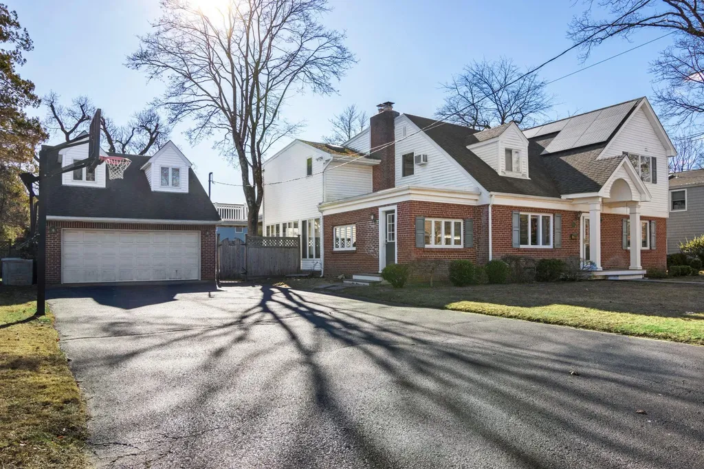 82 Ketewamoke Avenue Babylon NY 11702
