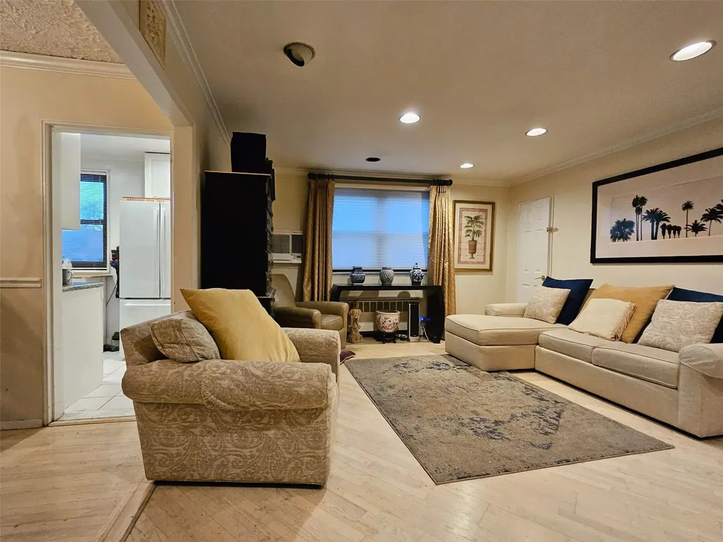 61-26 245th Place Douglaston NY 11362