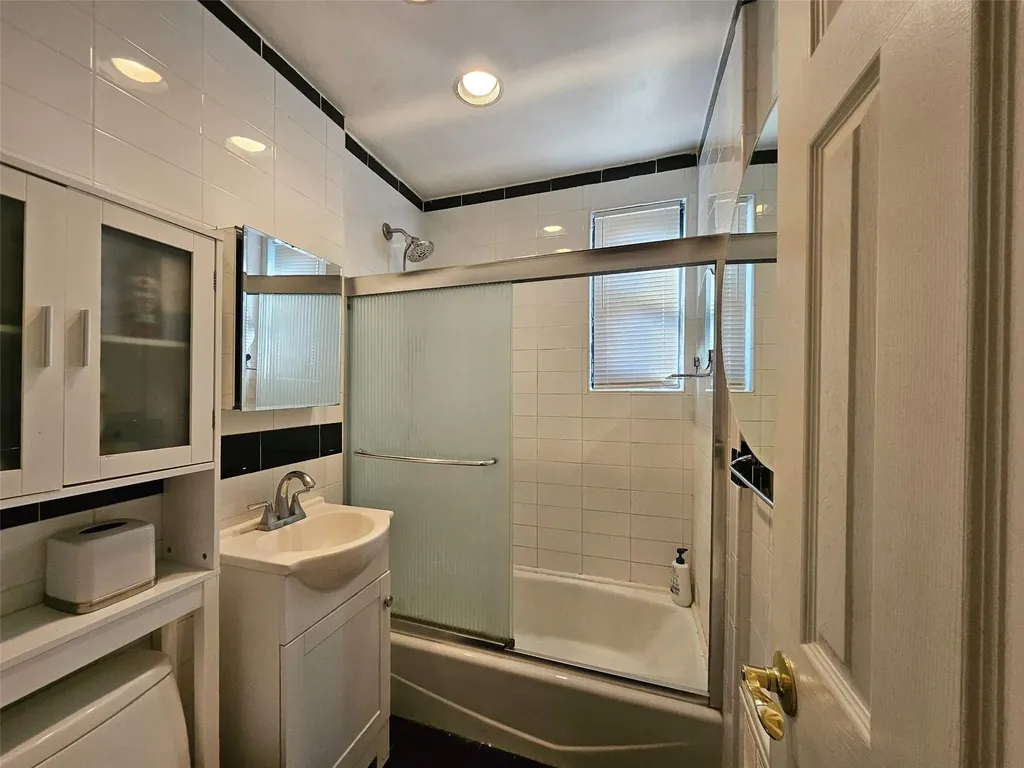 61-26 245th Place Douglaston NY 11362