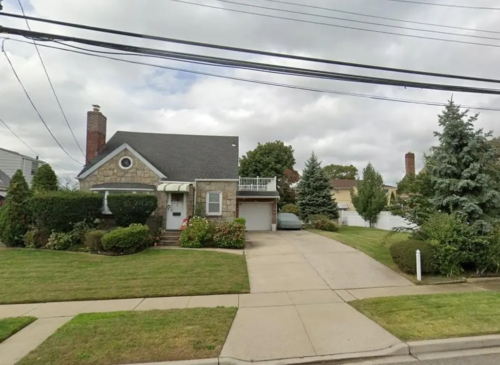 215 Leonard Boulevard New Hyde Park NY 11040