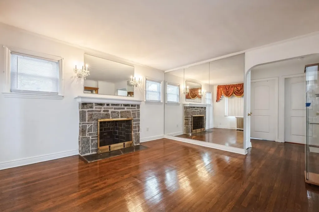 215 Leonard Boulevard New Hyde Park NY 11040