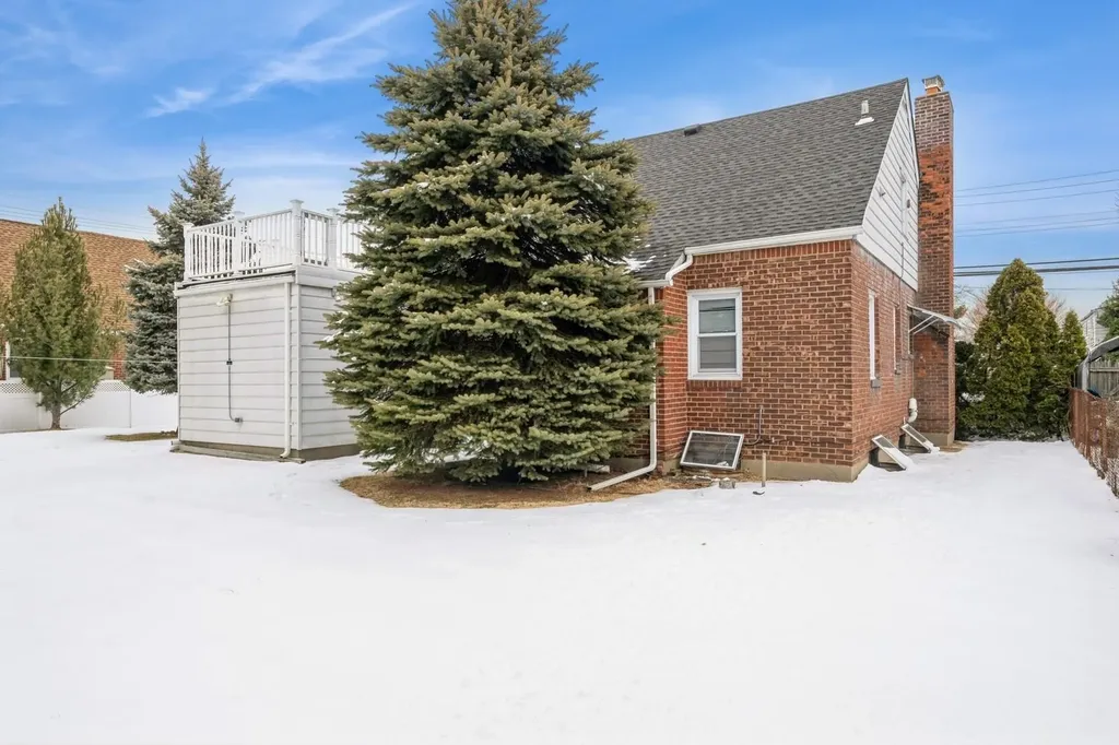 215 Leonard Boulevard New Hyde Park NY 11040