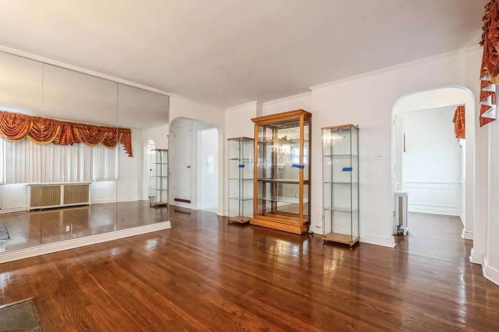 215 Leonard Boulevard New Hyde Park NY 11040