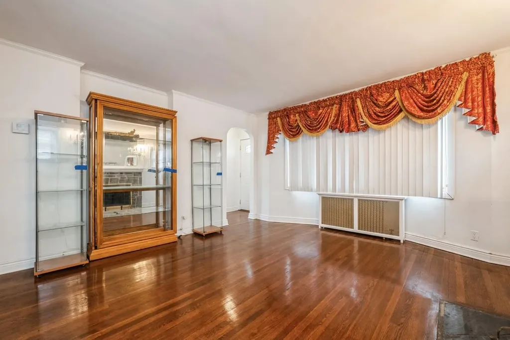 215 Leonard Boulevard New Hyde Park NY 11040