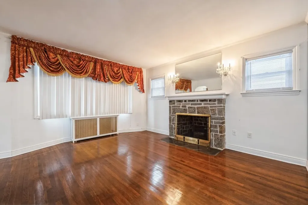 215 Leonard Boulevard New Hyde Park NY 11040