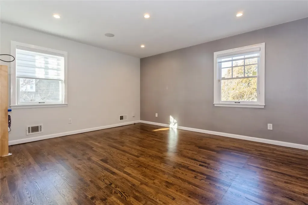 54 Barrett Road Lawrence NY 11559