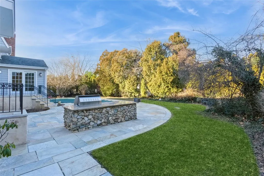 54 Barrett Road Lawrence NY 11559