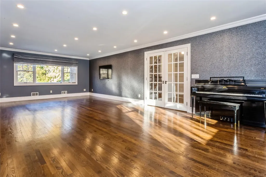 54 Barrett Road Lawrence NY 11559