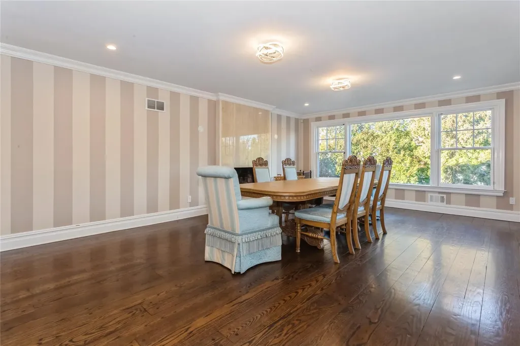 54 Barrett Road Lawrence NY 11559