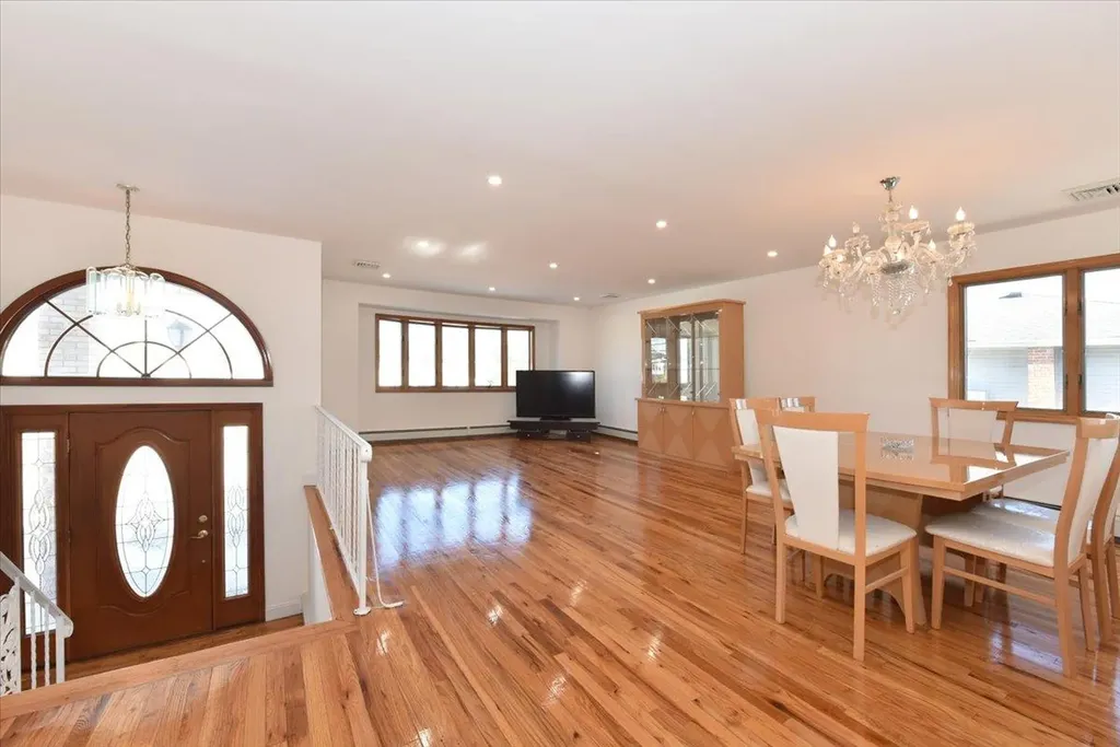 9 Comet Lane Massapequa NY 11758