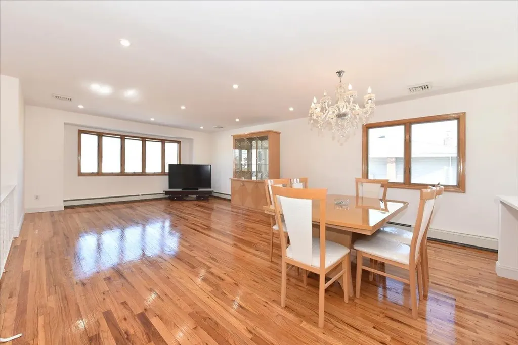 9 Comet Lane Massapequa NY 11758