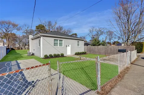 69 Doolittle Street Brentwood NY 11717