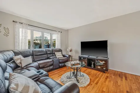 44 N Kings Avenue Lindenhurst NY 11757