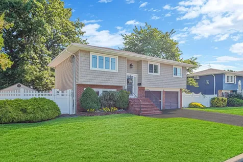 44 N Kings Avenue Lindenhurst NY 11757