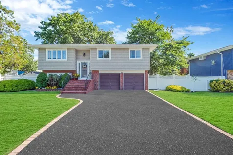 44 N Kings Avenue Lindenhurst NY 11757