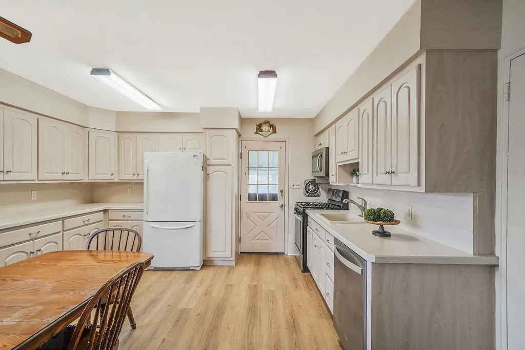 2 Robin Lane Farmingdale NY 11735