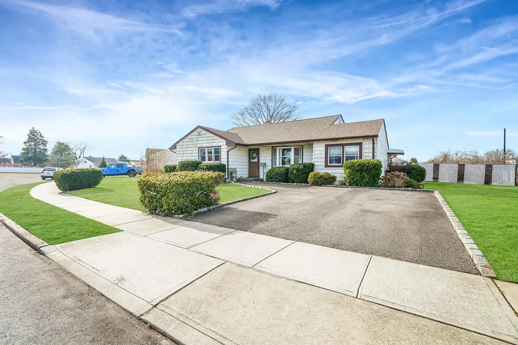 2 Robin Lane Farmingdale NY 11735
