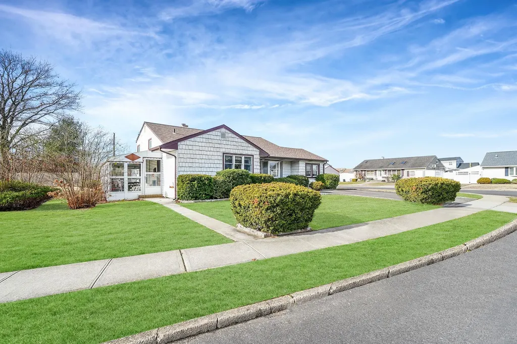 2 Robin Lane Farmingdale NY 11735