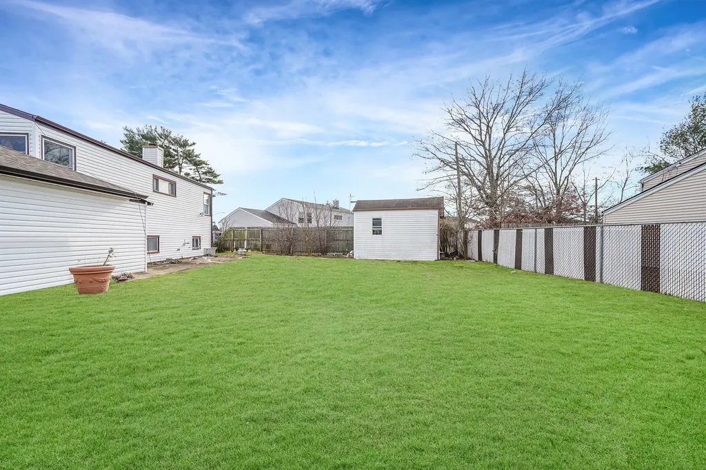 2 Robin Lane Farmingdale NY 11735