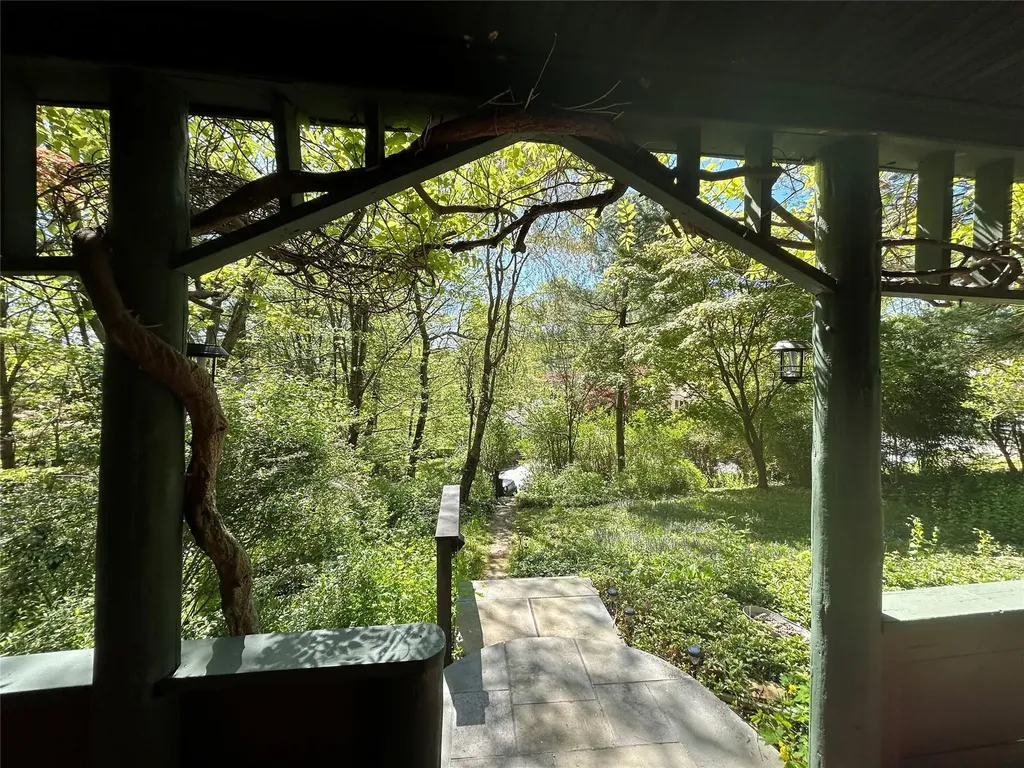 10 W Curry Road Mahopac NY 10541