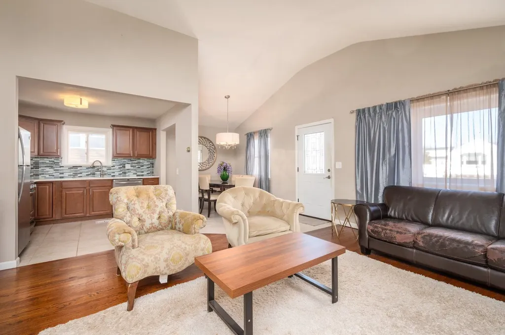 21 E Seacrest Avenue Lindenhurst NY 11757