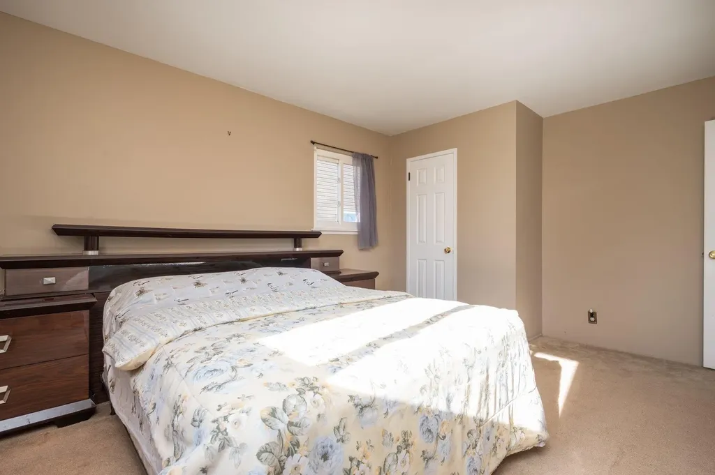21 E Seacrest Avenue Lindenhurst NY 11757