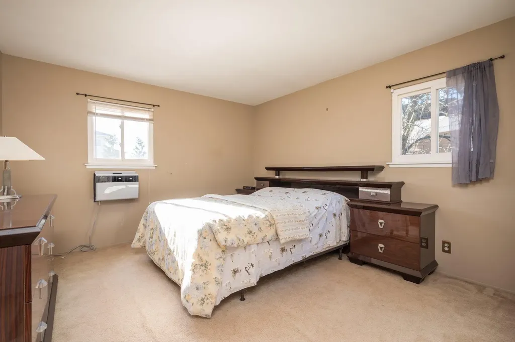 21 E Seacrest Avenue Lindenhurst NY 11757