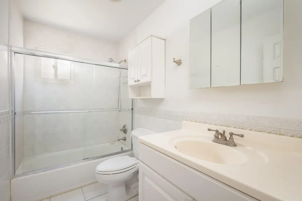 21 E Seacrest Avenue Lindenhurst NY 11757