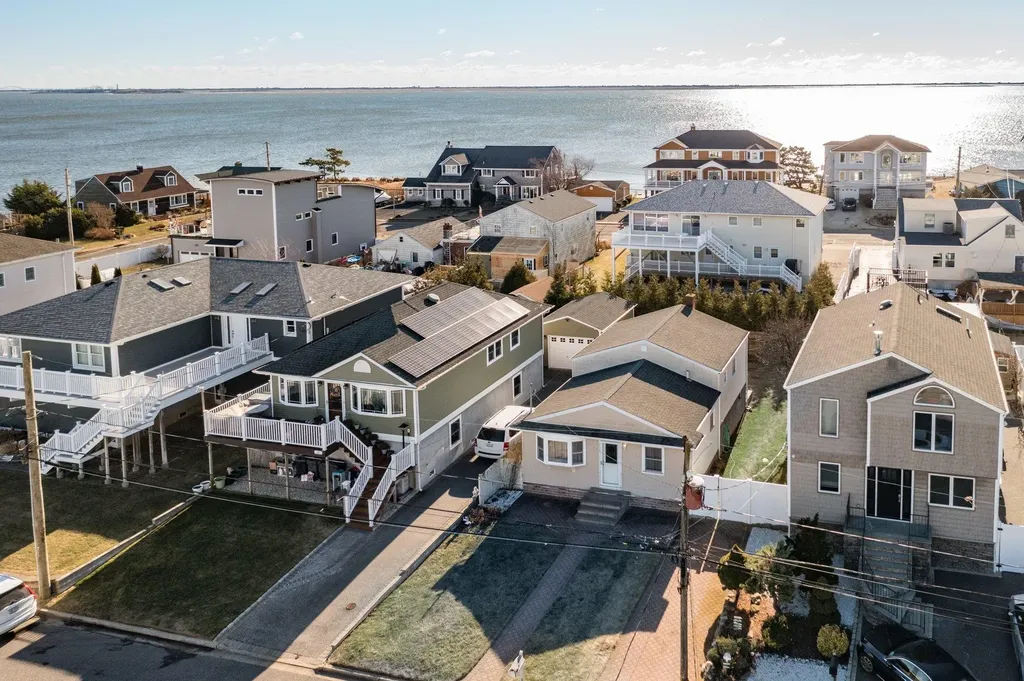 21 E Seacrest Avenue Lindenhurst NY 11757