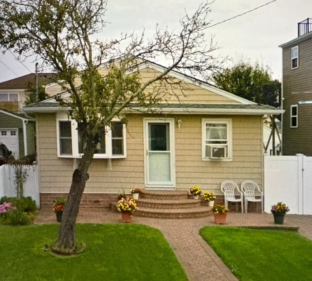21 E Seacrest Avenue Lindenhurst NY 11757