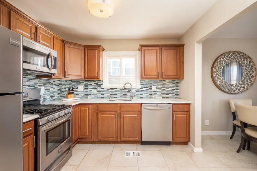 21 E Seacrest Avenue Lindenhurst NY 11757