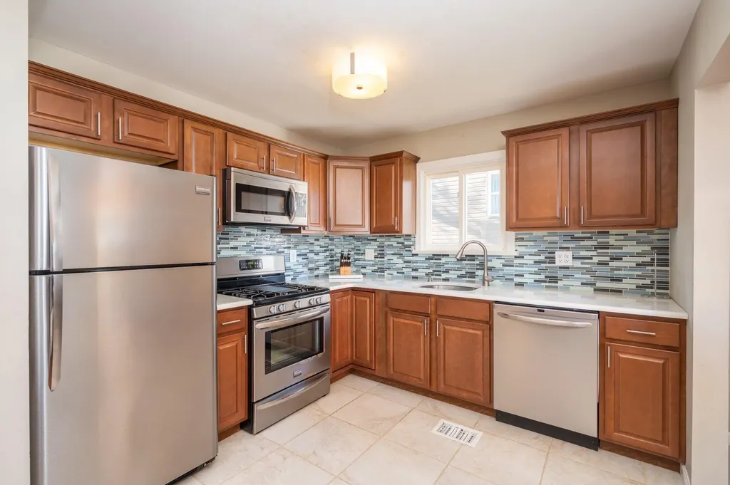 21 E Seacrest Avenue Lindenhurst NY 11757