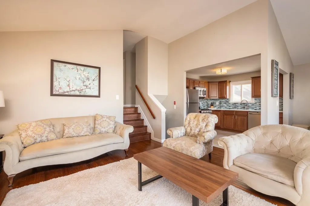 21 E Seacrest Avenue Lindenhurst NY 11757