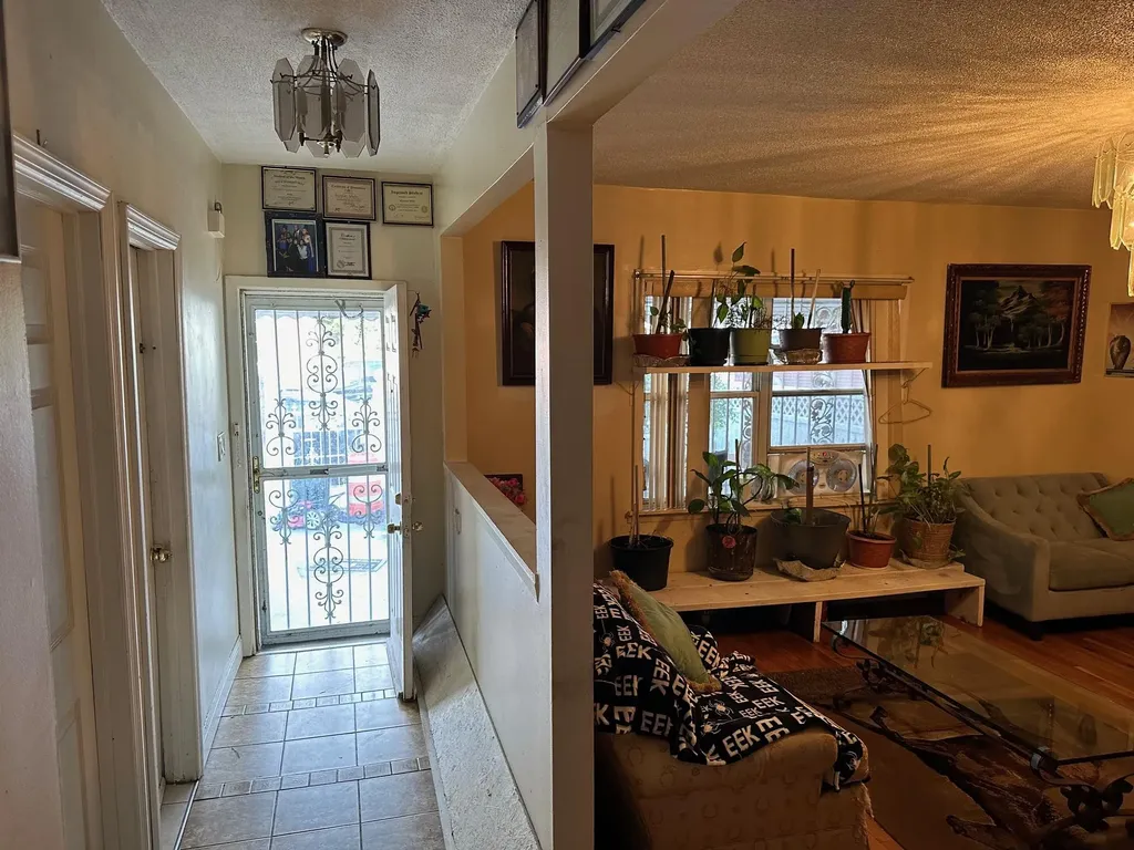 1817 Schieffelin Avenue Bronx NY 10466